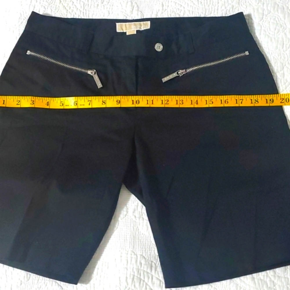 Michael Kors Short size 4 Excellent condition Black Color